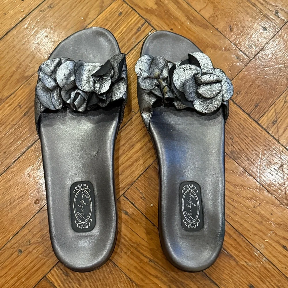 Salpy Handcrafted in LA leather black silver metallic floral petal sandals 6.5